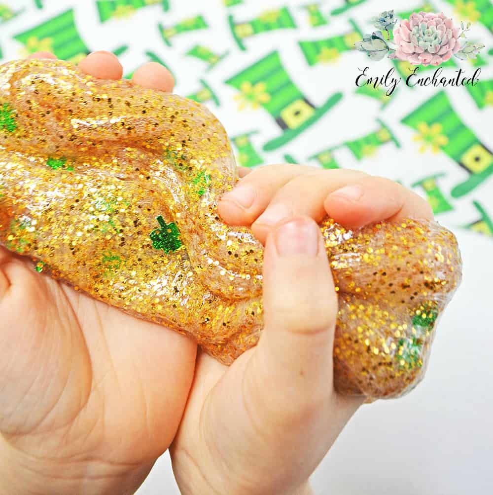St. Patrick's Day Slime Recipe with Shamrocks | gold slime, slime with glitter, glitter slime | #slime #diyslime #slimetutorial #goldslime #stpatricksday #craft St. Patrick's Day Slime Recipe