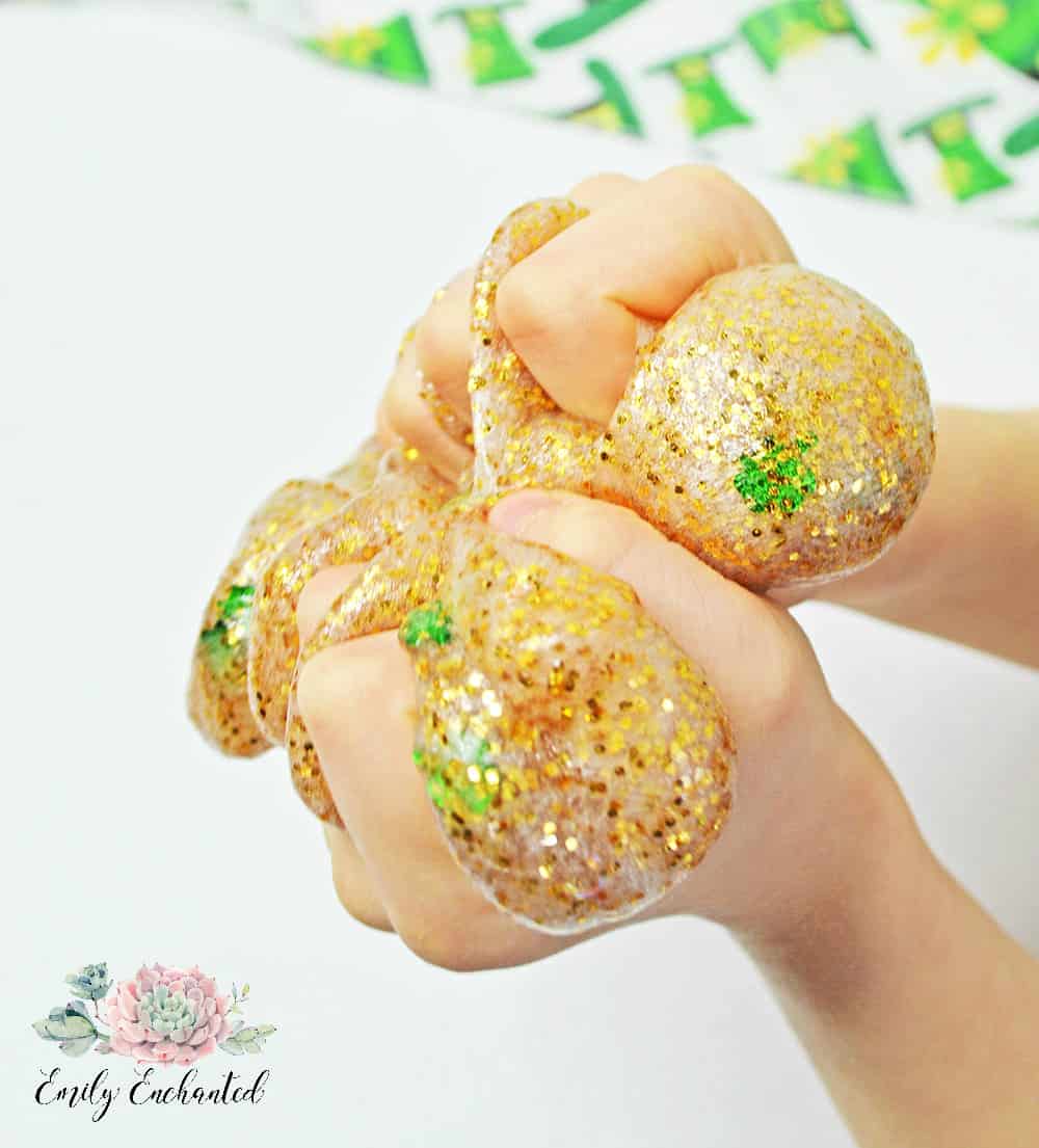 St. Patrick's Day Slime Recipe with Shamrocks | gold slime, slime with glitter, glitter slime | #slime #diyslime #slimetutorial #goldslime #stpatricksday #craft St. Patrick's Day Slime Recipe