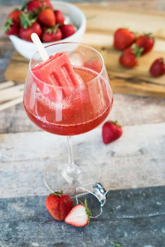 Strawberry Rosé Popsicle Punch Recipe | strawberry cocktail, rosé cocktail, stevia cocktail | #cocktail #punch #strawberry #rosé Strawberry Rosé Popsicle Punch Recipe