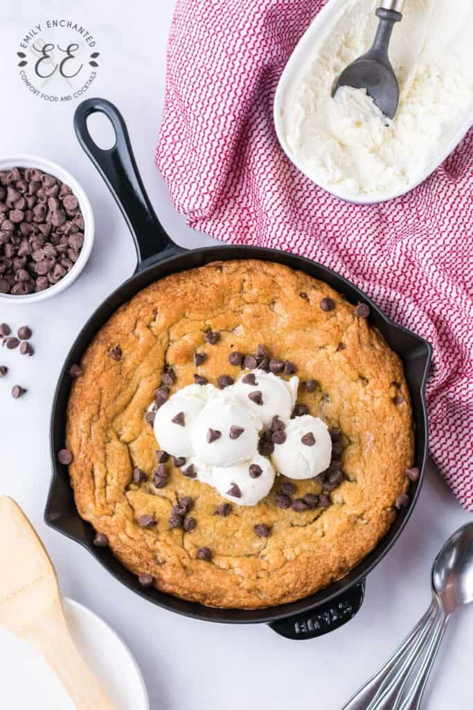 This Giant Chocolate Chip Cookie (Pizookie) Is The Ultimate Family-Style  Dessert