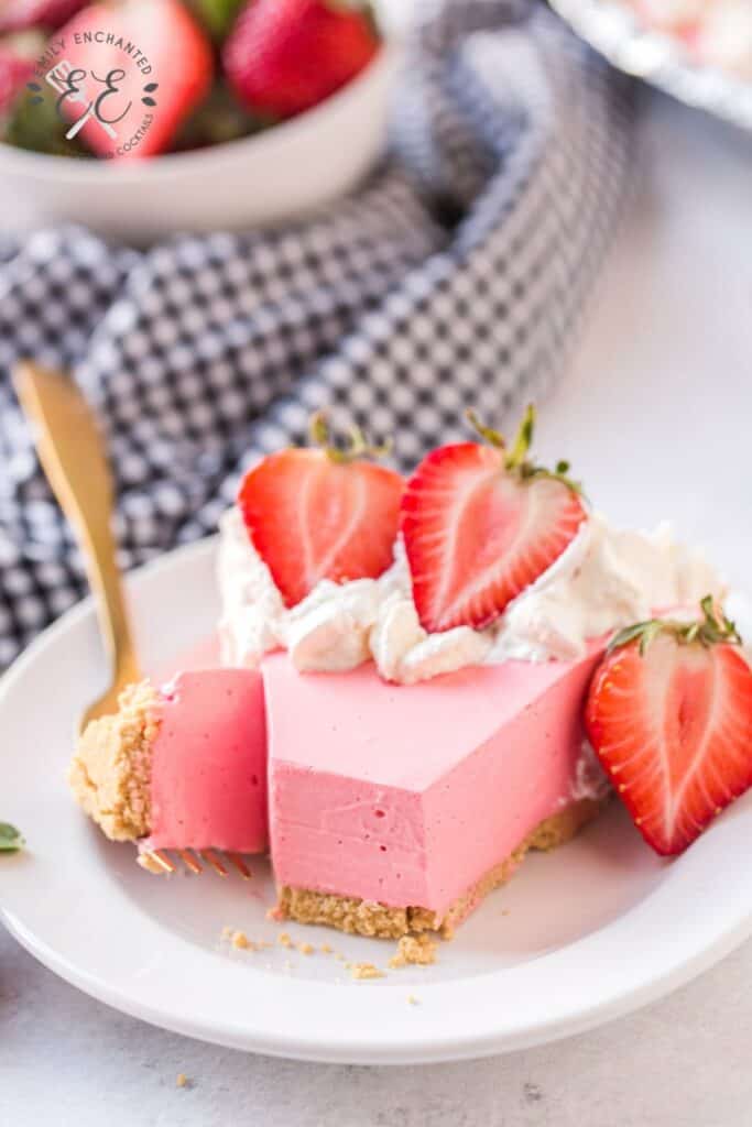 No Bake Strawberry Cream Cheese Pie