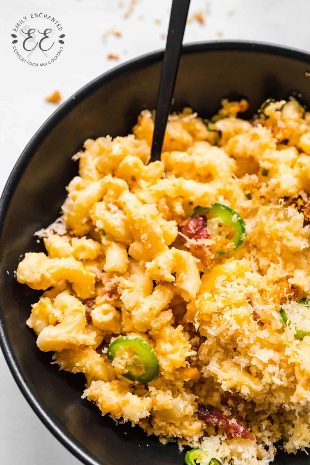 Jalapeno Bacon Mac and Cheese in a black bowl